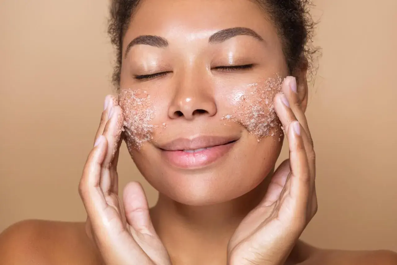 Peeling do twarzy - jak dobrać rodzaj i częstotliwość?